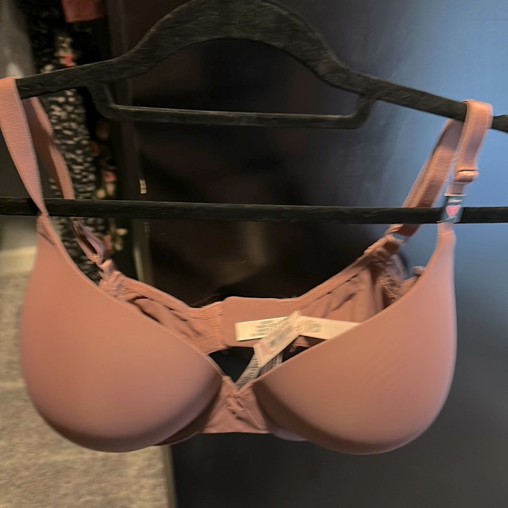 BNWT Victoria’s Secret full coverage push up. 36DDD